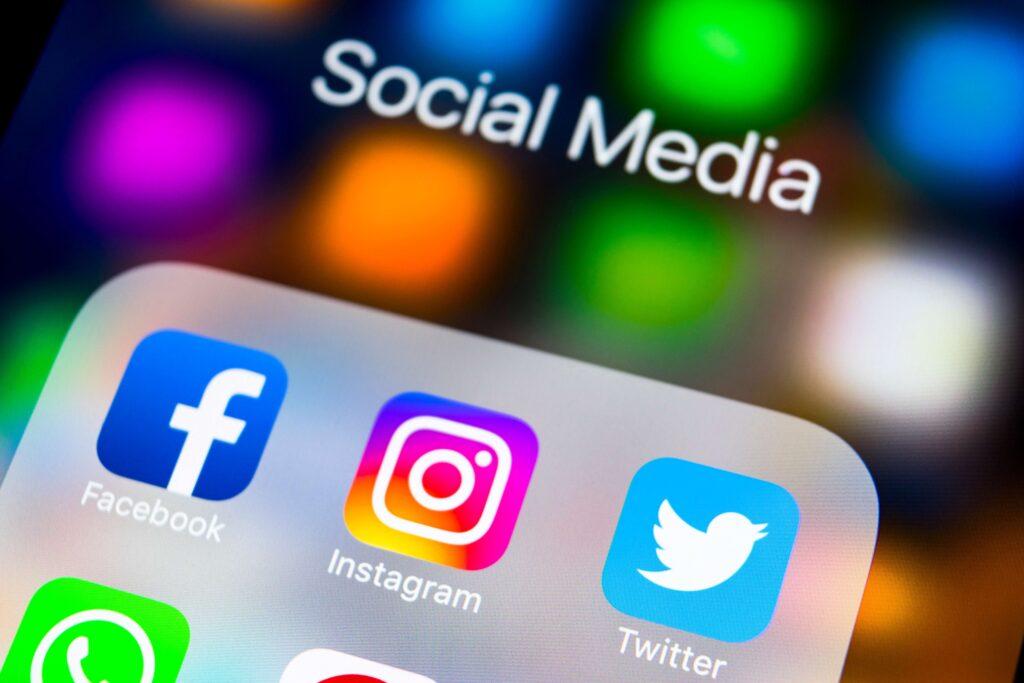 Apple iPhone X mit Symbolen der sozialen Medien Facebook, Instagram, Twitter, Snapchat-Anwendung auf dem Bildschirm. Social-Media-Symbole. Social-Media-Netzwerk