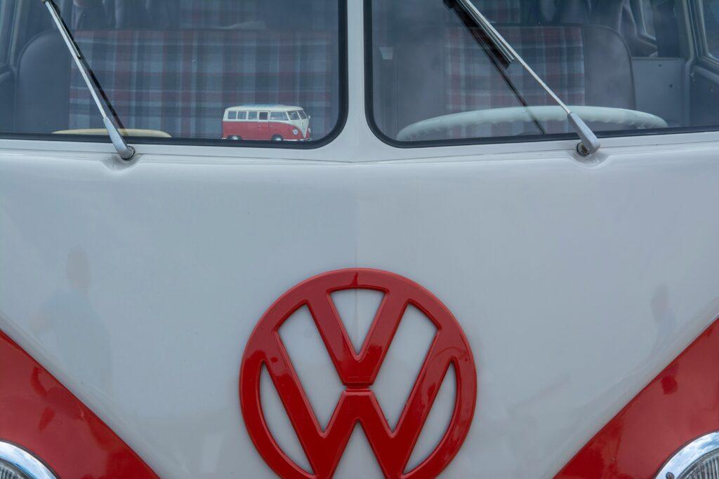 Vorderansicht eines klassischen Volkswagen-Busses mit markantem VW-Logo, symbolisiert die Zuverlässigkeit und das traditionelle Design von VW, das auch beim Schlüsselersatz gewährleistet wird.