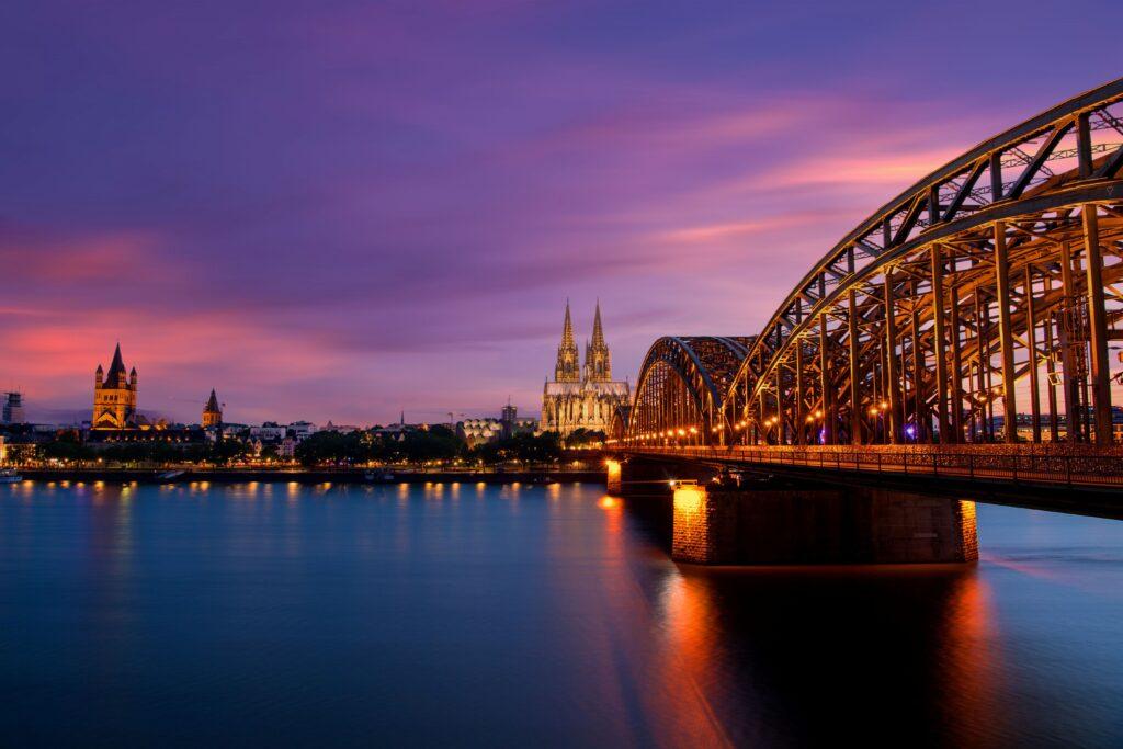 Köln bei Nacht mit beleuchteter Hohenzollernbrücke und Kölner Dom