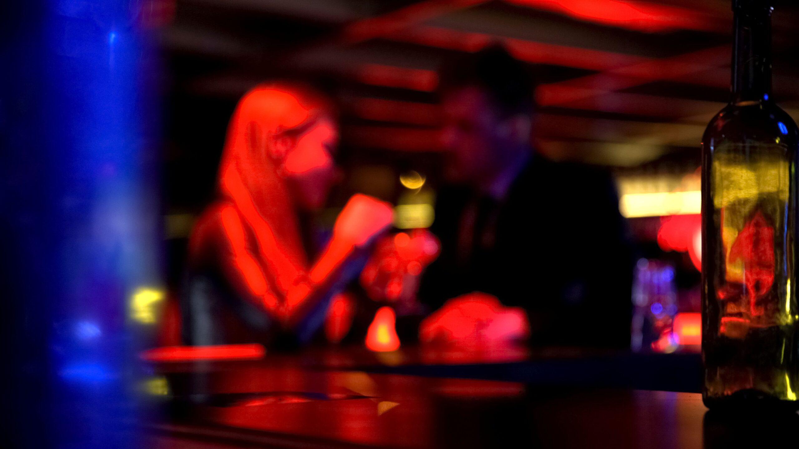 Elegante Bar mit gedimmtem Licht – stilvolle Begegnung bei exklusiven Events