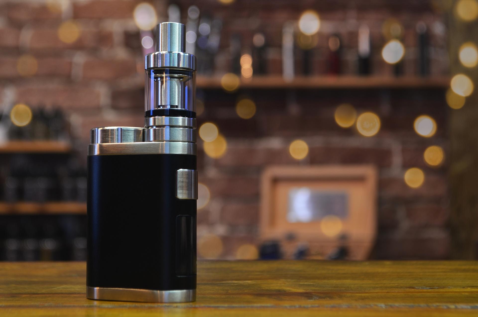 Vape-Geraet auf Tisch in stilvoller Umgebung | Vuse Epod