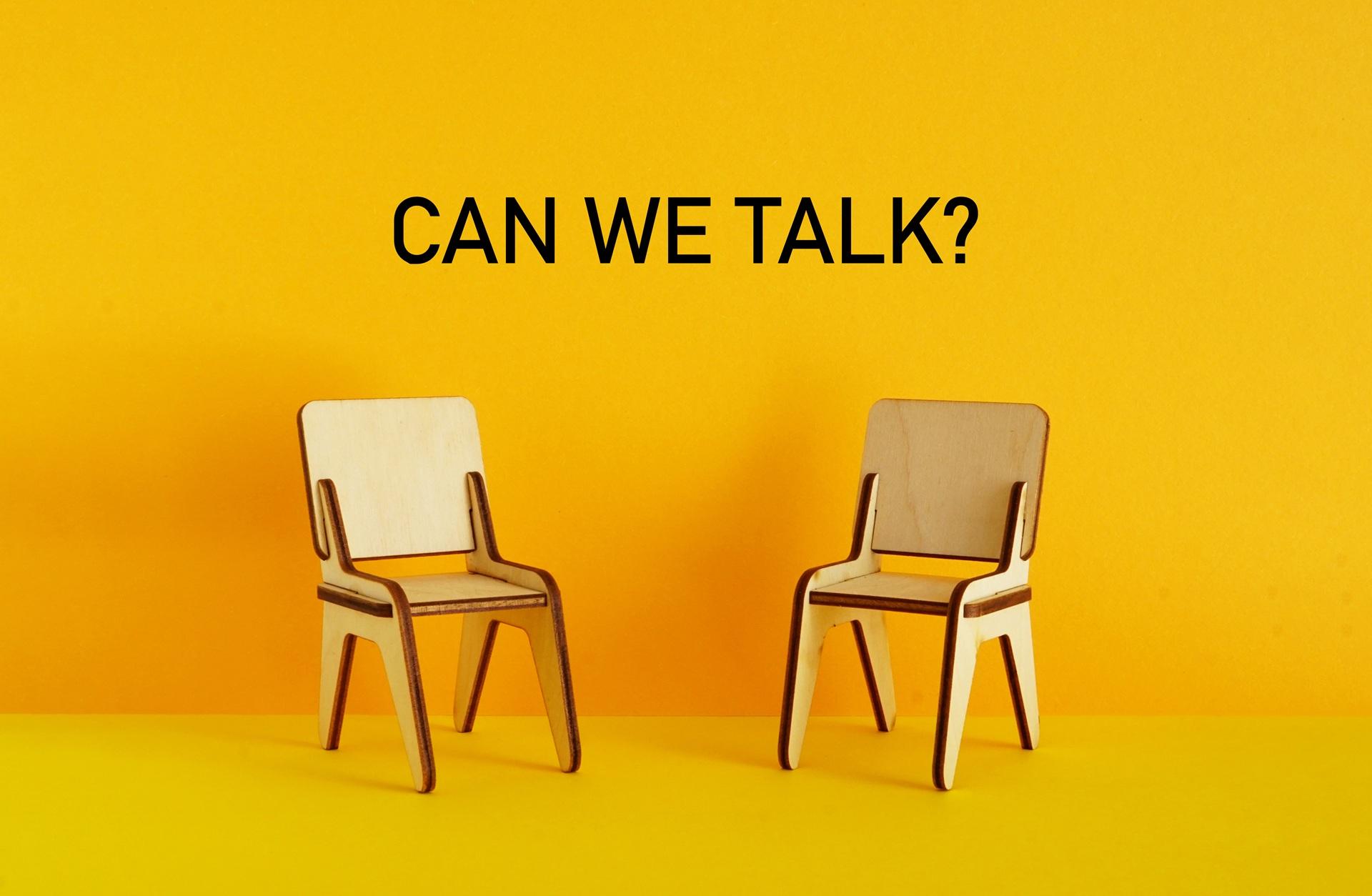 Zwei Stühle mit Text Can we talk | Scheidung Ablauf