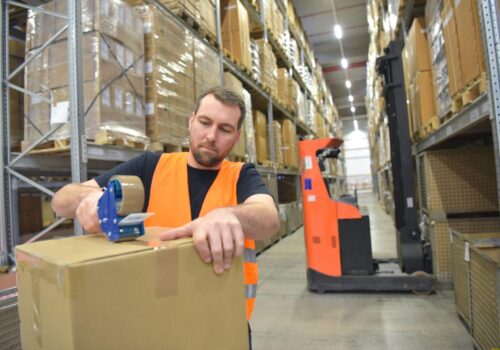 Beruflicher Alltag zwischen Lager und Versand: Wie Ordnung Effizienz schafft