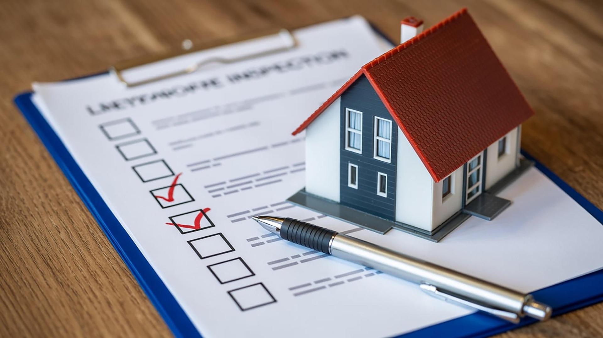Miniaturhaus steht auf Checkliste zur regelmäßigen Hausinspektion | Poolzubehör