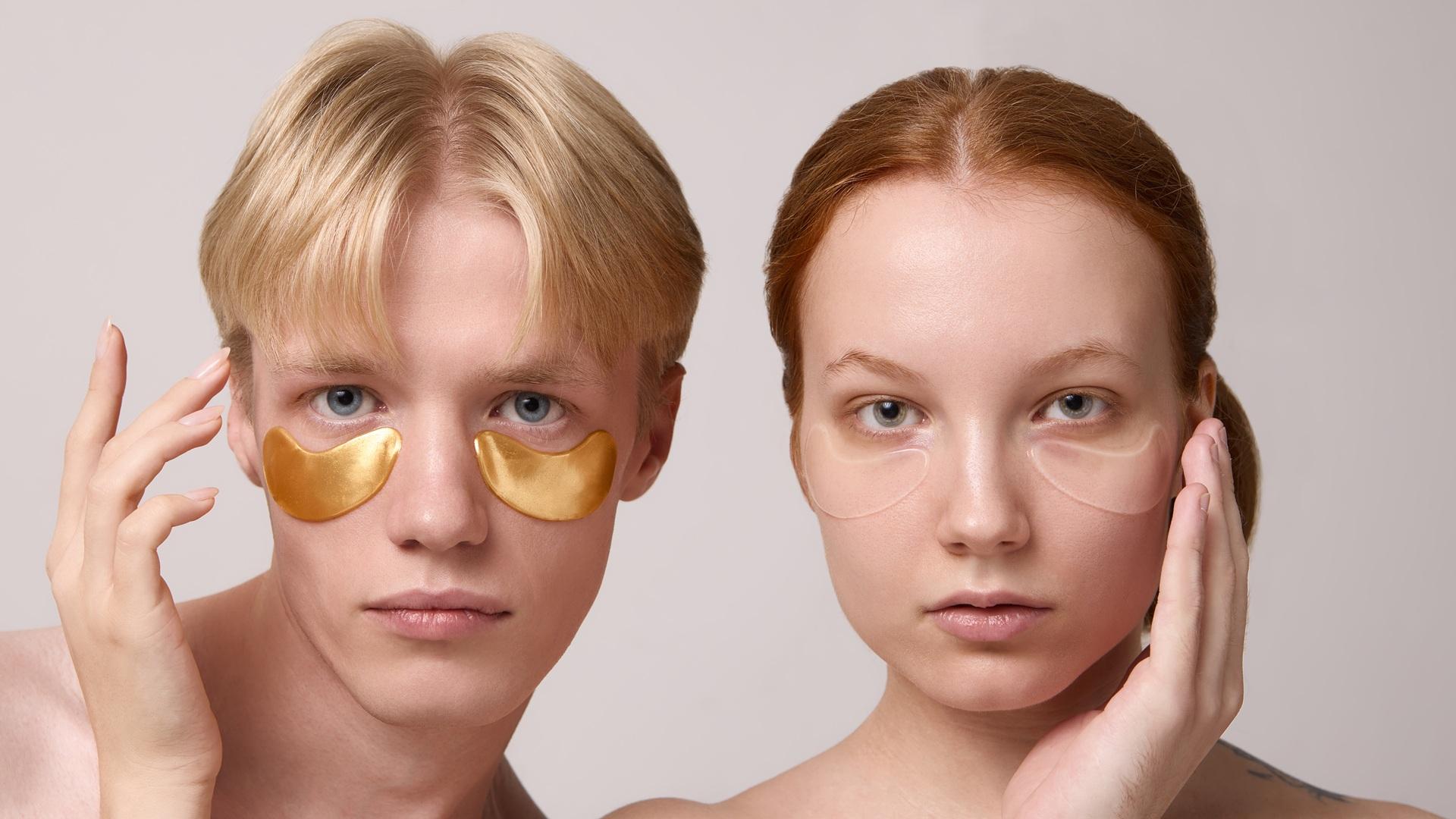 Zwei Personen mit goldenen Augenpflege-Patches | Ponytail Extensions